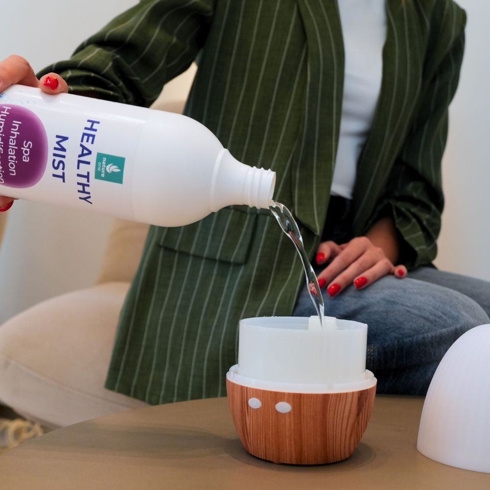Healthy Mist | 24 Жена сипва Healthy Mist в дифузер